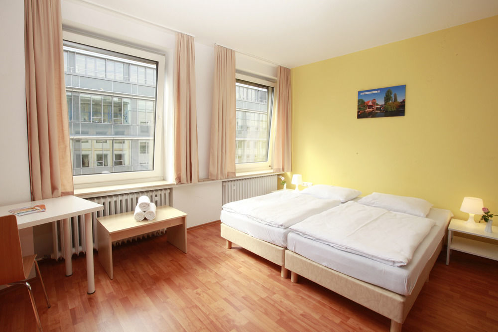 Hotel A&O Nuernberg Hauptbahnhof Esterno foto