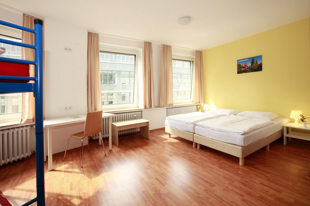 Hotel A&O Nuernberg Hauptbahnhof Esterno foto